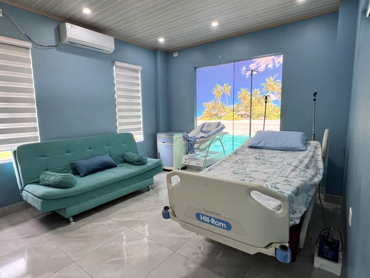 Habitación de internación con cama y sofá cama