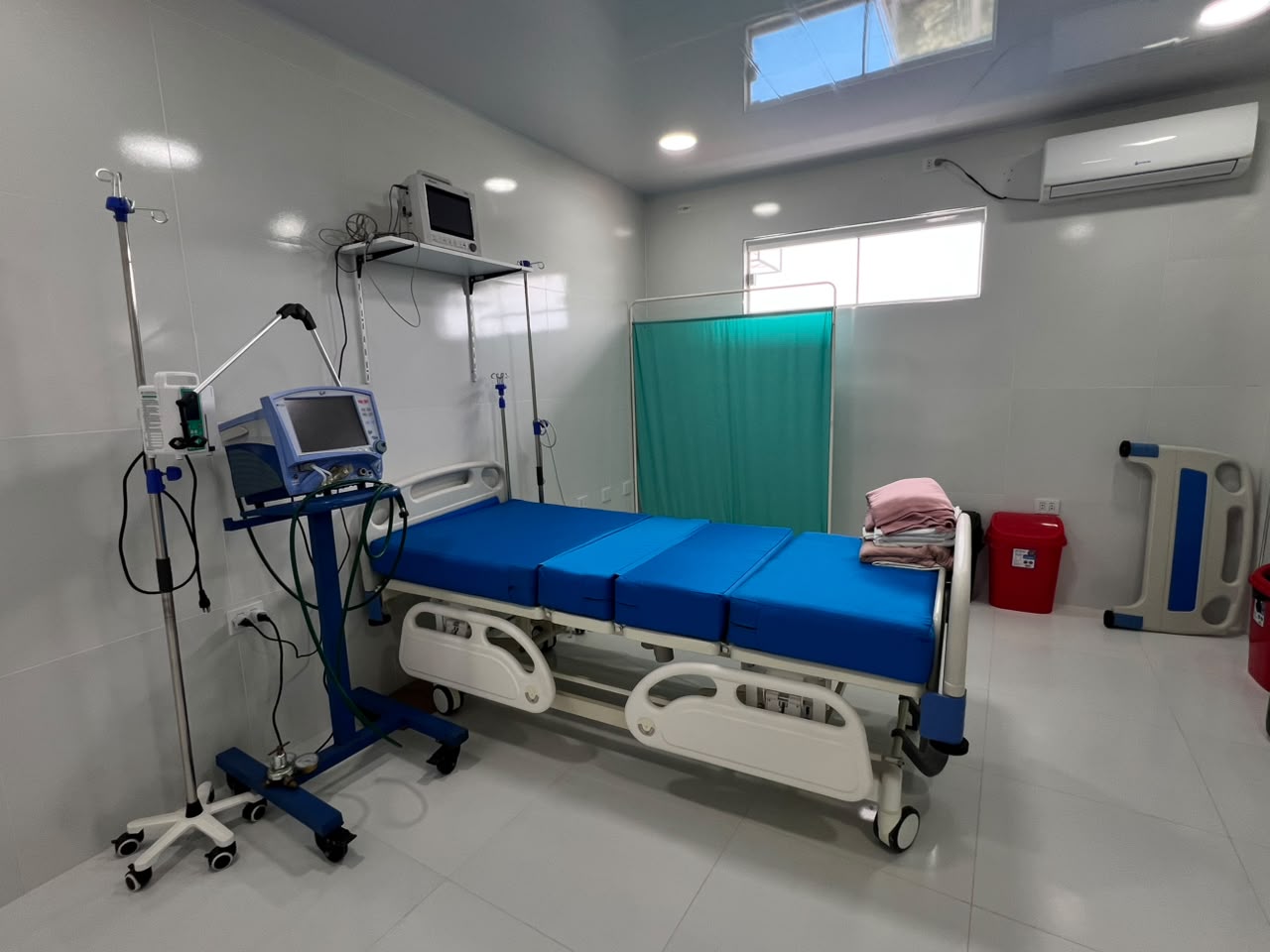 Área de Terapia Intensiva con equipo de monitoreo