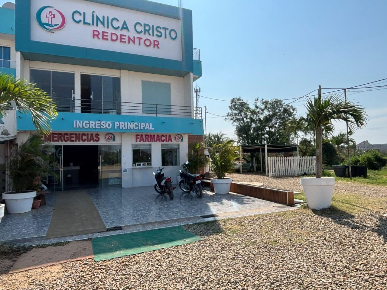 Clínica Cristo Redentor con su parqueo