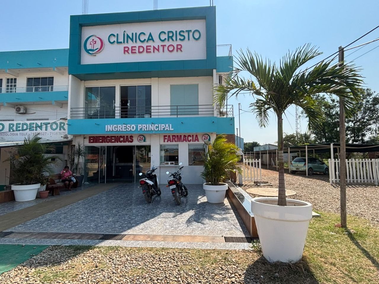 Fachada e ingreso de la clínica